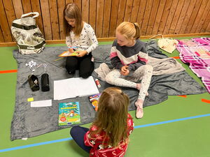 Schulkinder beim Bücherflohmarkt in der Turnhalle