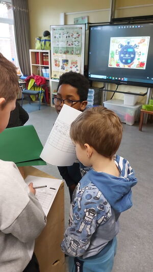 Kinder im Klassenzimmer beim Lernen