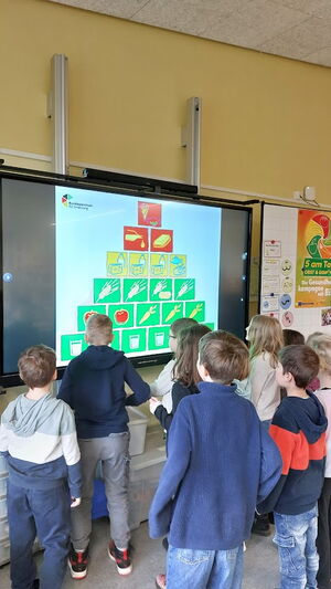 Kinder im Klassenzimmer beim Lernen