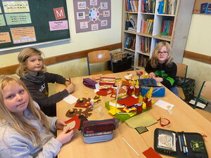 Schulkinder beim Basteln in der Schule