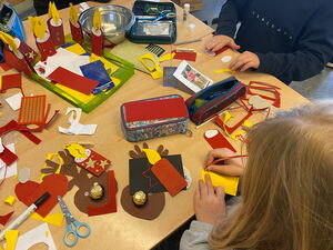 Schulkinder beim Basteln in der Schule