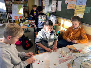 Schülerinnen und Schüler beim Weihnachtsbasteln