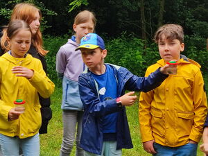 Kinder beim Experimentieren im Freien