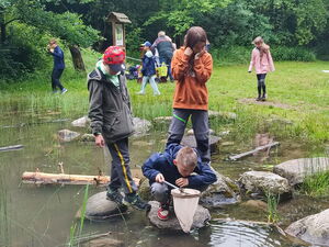 Kinder beim Experimentieren im Freien
