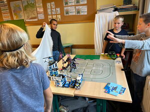 Schulkinder experimentieren mit Stop-Motion-Filmen