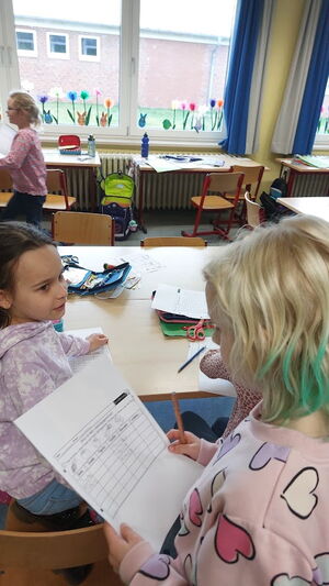 Kinder im Klassenzimmer beim Lernen