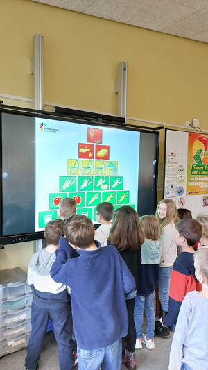 Kinder im Klassenzimmer beim Lernen