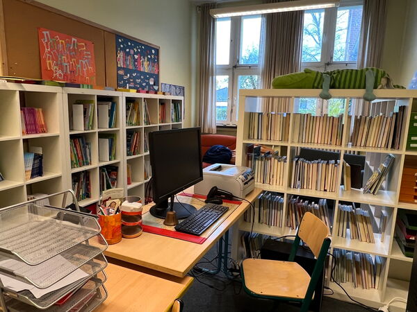 Bücherregale in der Bücherei