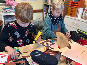 Schülerinnen und Schüler beim Weihnachtsbasteln