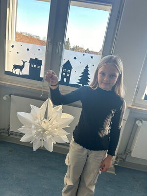 Schülerinnen und Schüler beim Weihnachtsbasteln