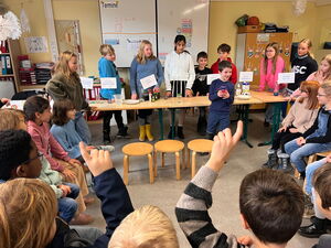 Schülerinnen und Schüler beim Experimentieren in Gruppen