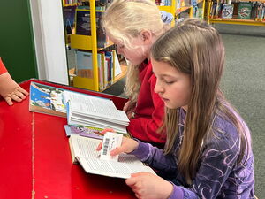 Kleinere Kindergruppe beim Lesen