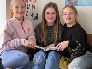 Kleinere Kindergruppe beim Lesen