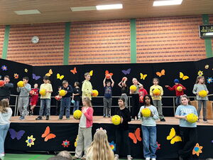 Kinder beim Ballspiel