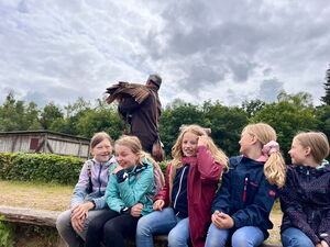 Kinder mit Wildvögeln