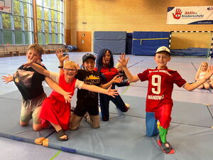 Kinder bei Gruppenspielen in der Halle