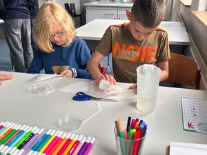 Schülerinnen und Schüler beim Experimentieren
