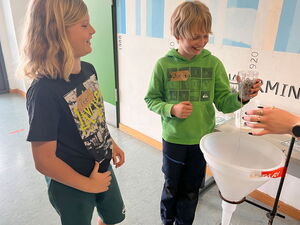 Schülerinnen und Schüler beim Experimentieren