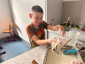 Schülerinnen und Schüler beim Experimentieren
