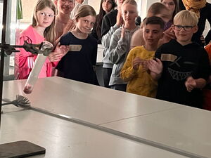 Schülerinnen und Schüler beim Experimentieren