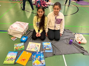 Schulkinder beim Bücherflohmarkt in der Turnhalle