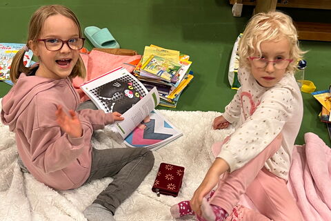 Mädchen beim Flohmarkt mit Büchern