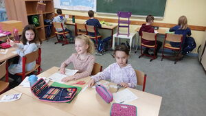 Kinder im Klassenzimmer beim Lernen