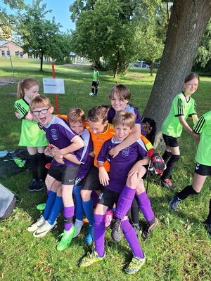 Schülerinnen und Schüler beim Fußballturnier