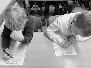 Schulkinder beim Projekt Schule früher
