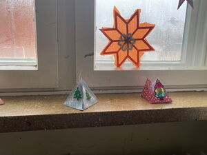 Von Schulkindern hergestellte Weihnachtsdeko
