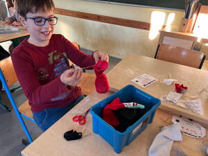 Schülerinnen und Schüler beim Weihnachtsbasteln
