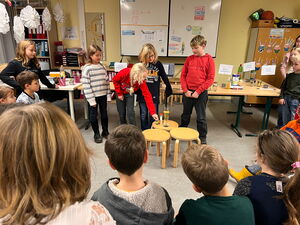 Schülerinnen und Schüler beim Experimentieren in Gruppen
