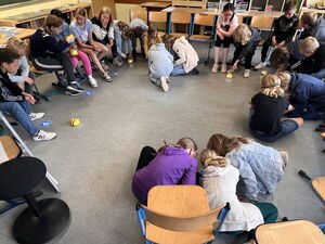 Schülerinnen und Schüler beim Experimentieren mit Beebots