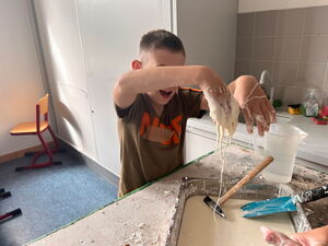 Schülerinnen und Schüler beim Experimentieren