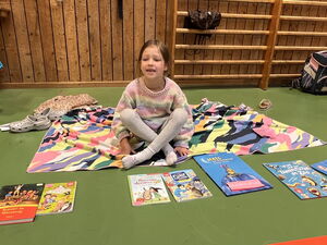 Schulkinder beim Bücherflohmarkt in der Turnhalle