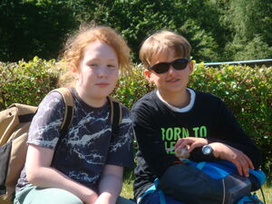 Schülerinnen und Schüler beim Programm im Park