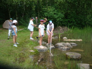 Schülerinnen und Schüler beim Programm im Park