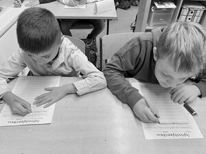 Schulkinder beim Projekt Schule früher