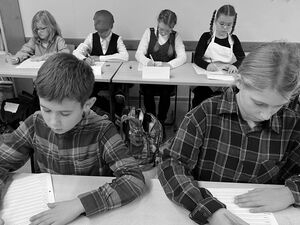 Schulkinder beim Projekt Schule früher