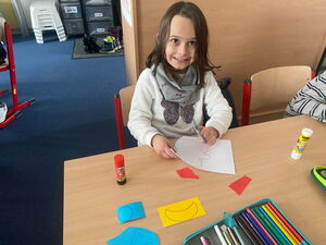 Schulkinder beim Basteln in der Schule