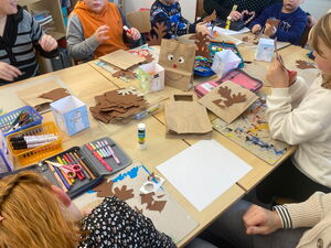 Schulkinder beim Basteln in der Schule