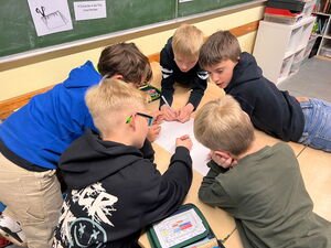 Schülerinnen und Schüler bei der Gruppenarbeit
