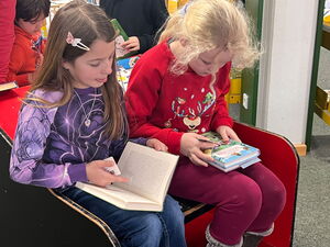 Kleinere Kindergruppe beim Lesen