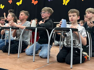 Kinder beim Spiel mit Hocker und Becher