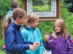 Kinder beim Experimentieren im Freien