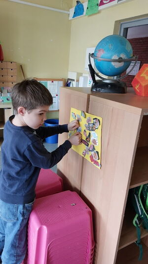 Kinder im Klassenzimmer beim Lernen