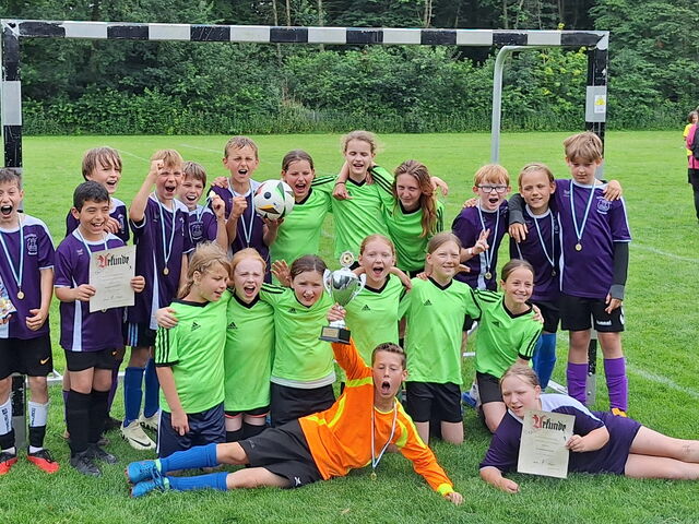 Schülerinnen und Schüler beim Fußballturnier