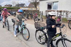Gruppe von Kindern auf Fahrrädern