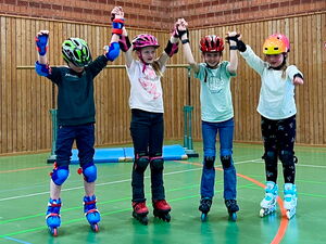 Kinder beim Inlineskaten in der Turnhalle