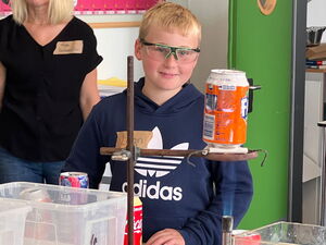 Schülerinnen und Schüler beim Experimentieren